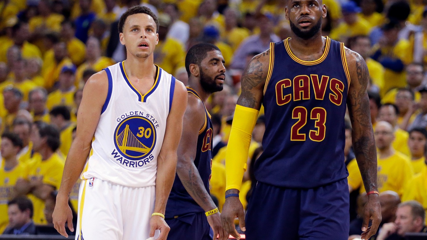 Na snímke vľavo hráč Warriors Stephen Curry, vpravo hráč Clevelandu LeBron James.