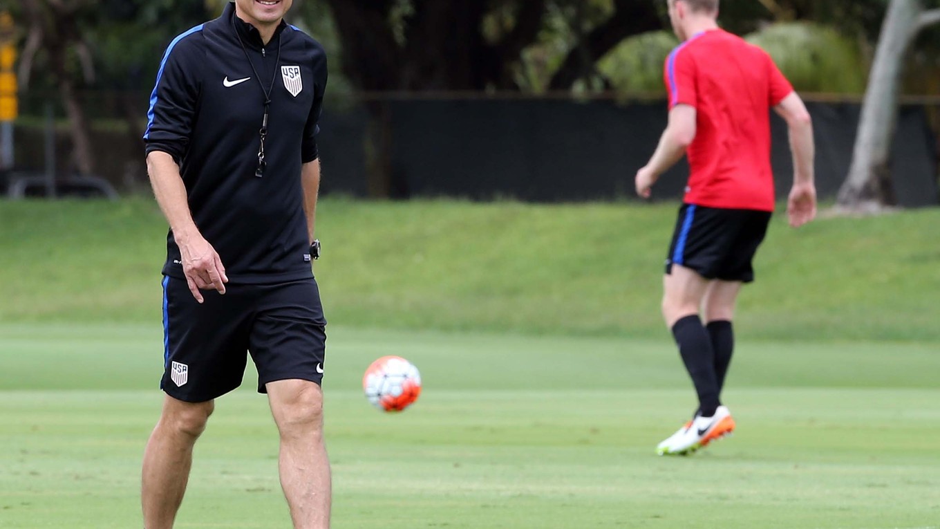 Nemecký tréner Klinsmann v súčasnosti vedie výber USA.