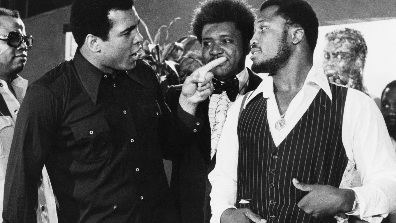 Ali a Frazier (vpravo) neboli najlepšími kamarátmi. Za nimi stojí známy promotér Don King.