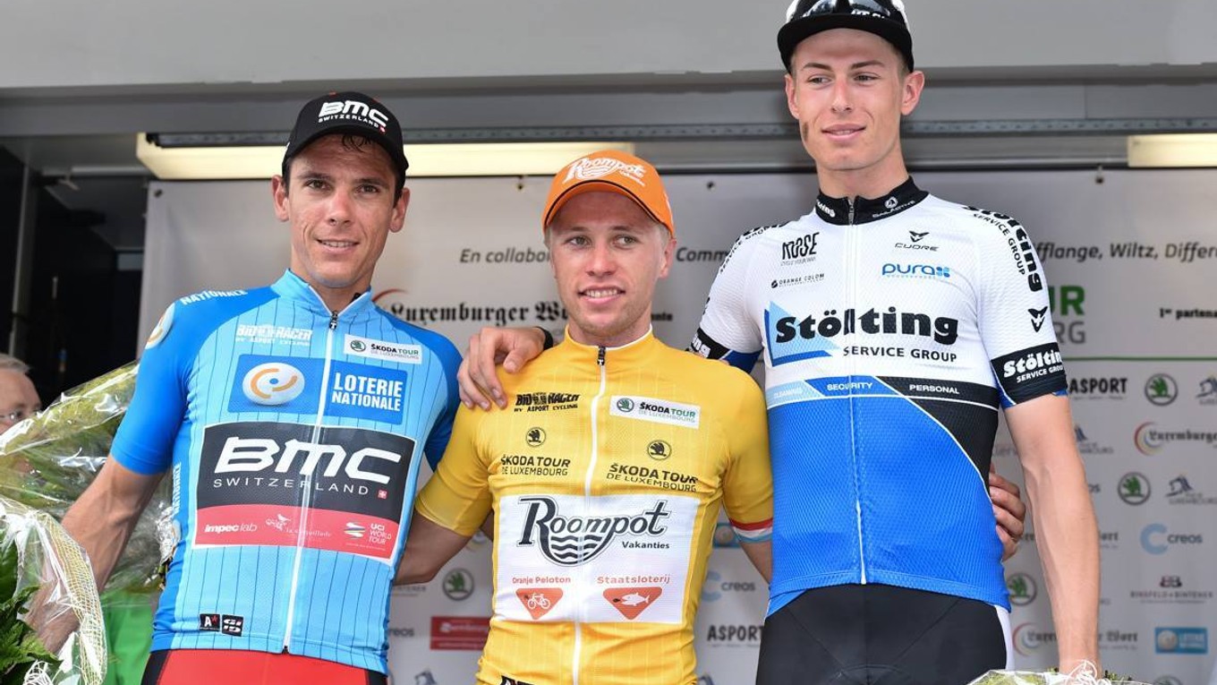 Lammertink (v strede) sa stal celkovým víťazom podujatia, Gilbert (vľavo) zvíťazil v dnešnej poslednej etape.