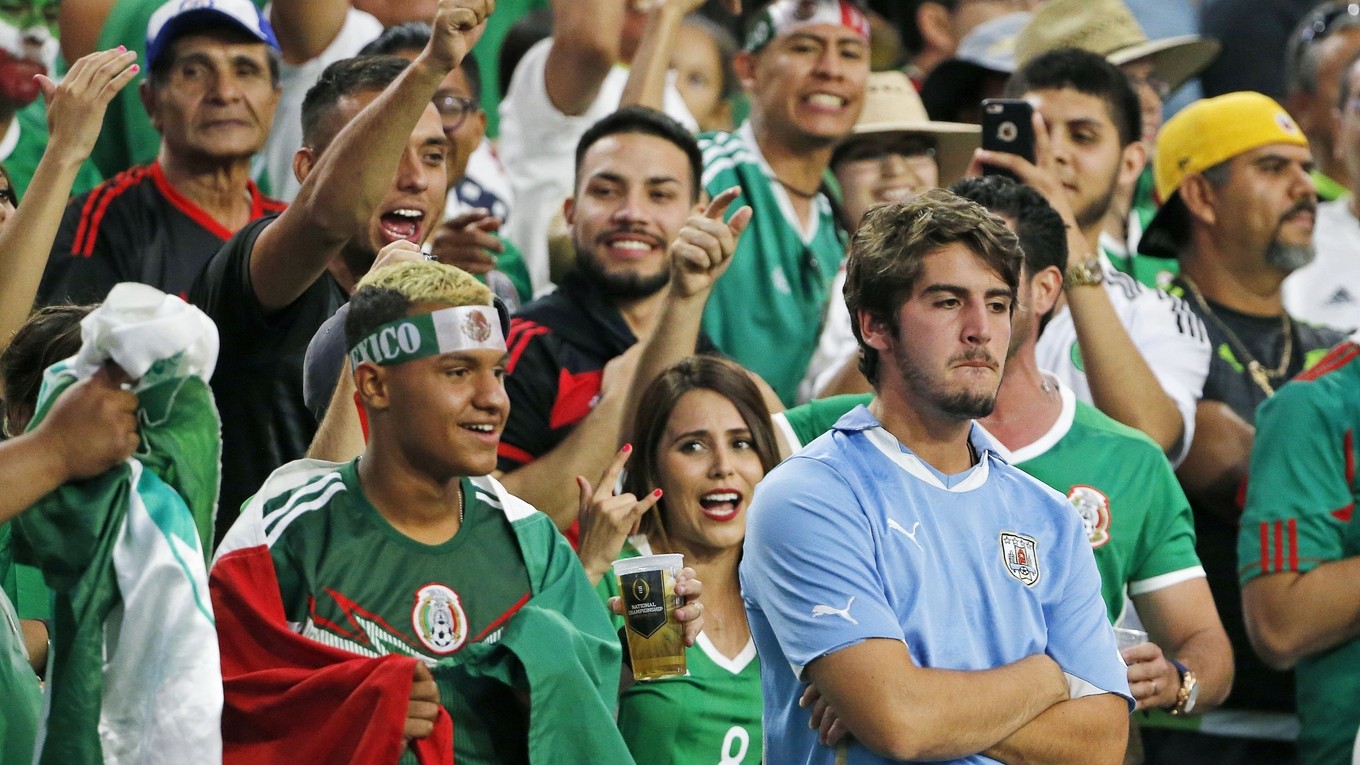 Smutný uruguajský divák medzi rozjarenými fanúšikmi Mexika. Pre Uruguaj to nebol vydarený zápas, začalo to chybou s hymnou, pokračovalo nepriaznivým priebehom a vygradovalo prehrou. 