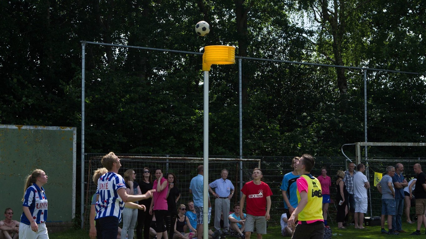 Korfbal je populárny predovšetkým v Holandsku, pričom hrať sa môže vonku, ako aj v halách.