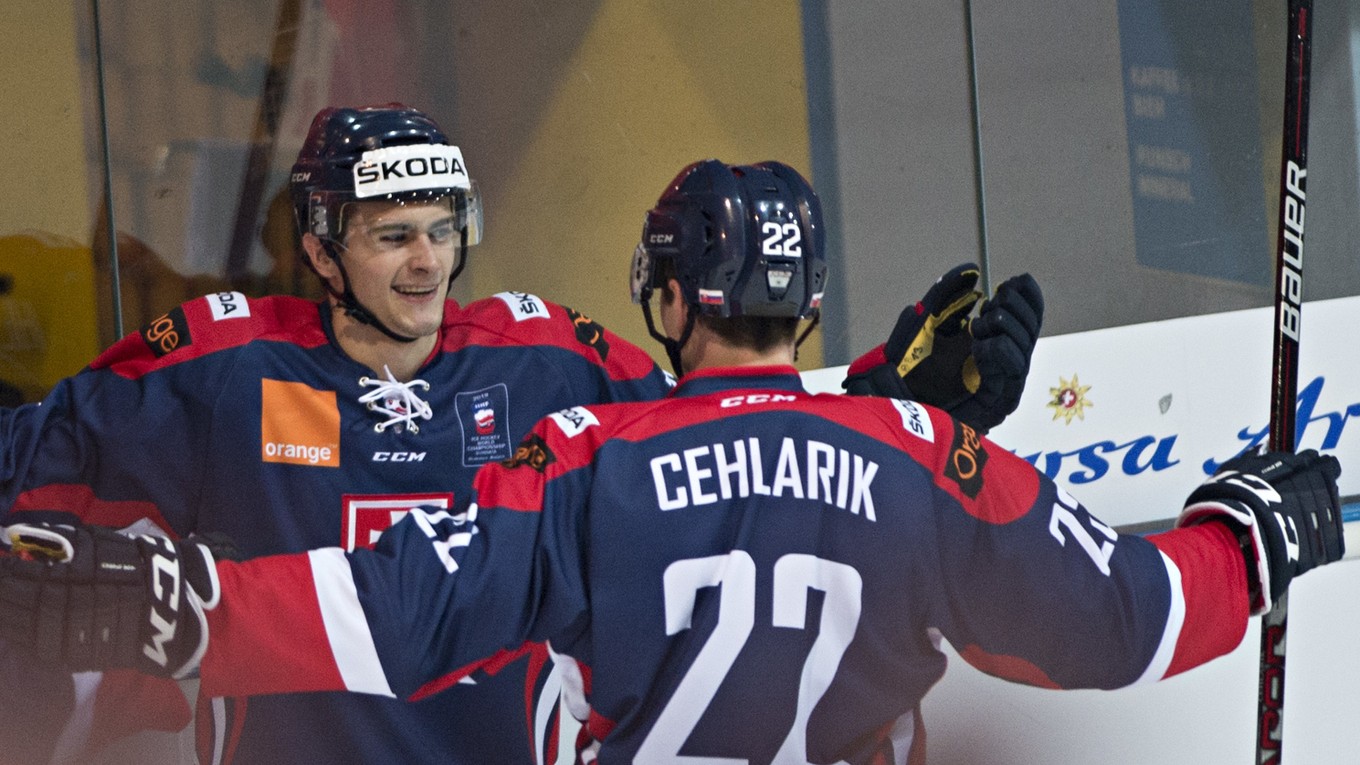 Hlinka (vľavo) strelil zatiaľ jediný reprezentačný gól v decembri Bielorusom. Väčšinu hráčov z tímu vtedajšieho súpera bude stretať aj v súbojoch KHL.