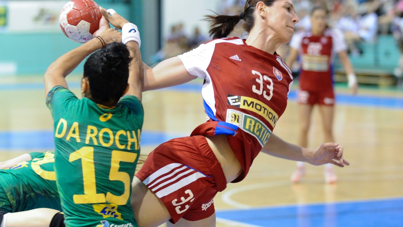 Húževnatá Martina Školková sa snaží predrať k zakončeniu na brazílsku bránu.