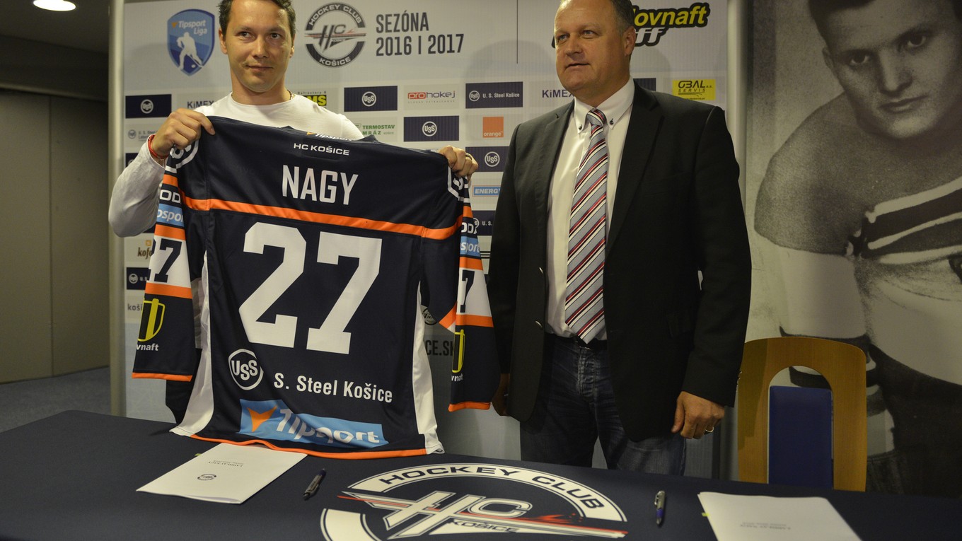 Ladislav Nagy pri podpise zmluvy s HC Košice