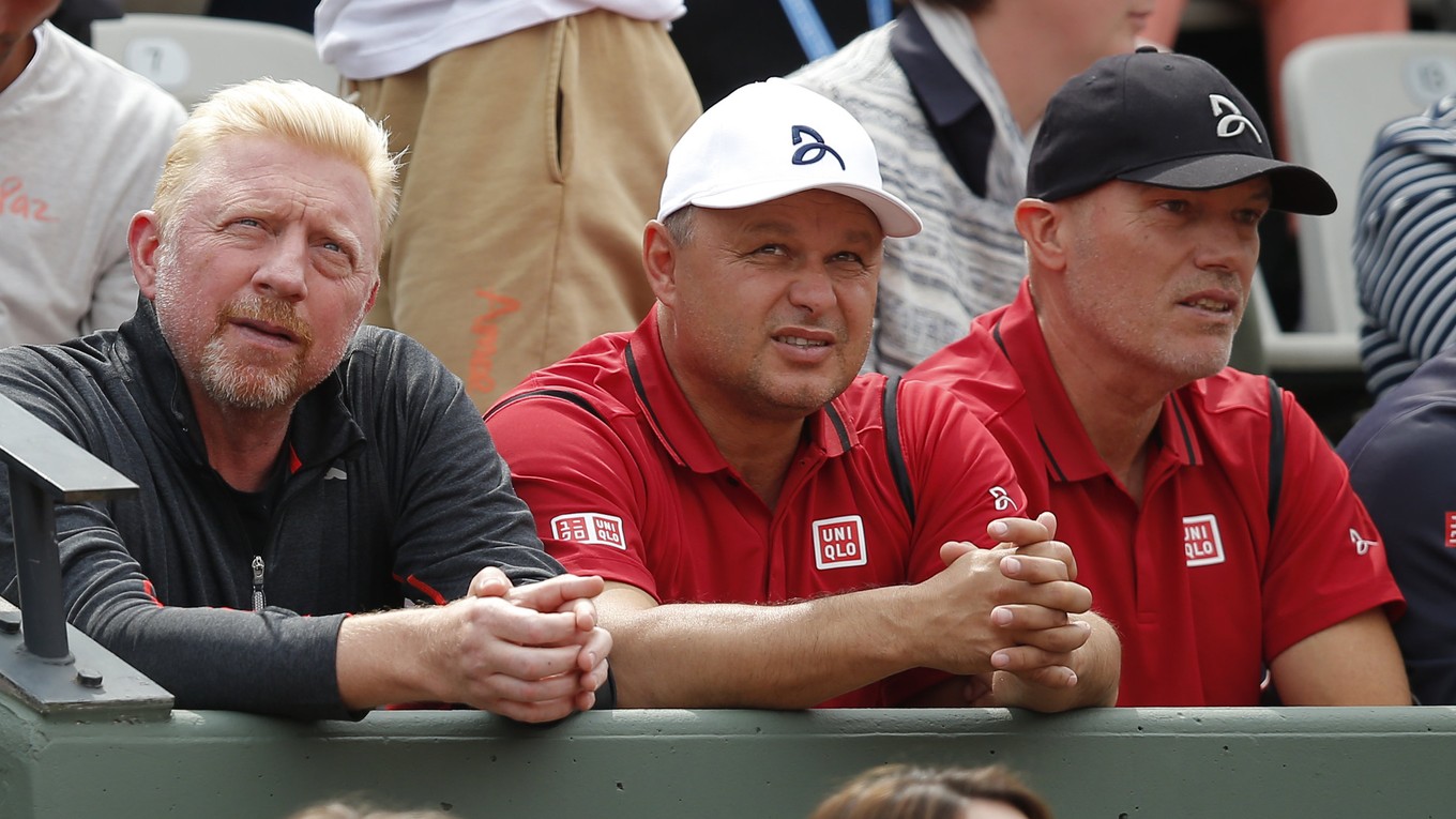 Tréneri Novaka Djokoviča - Boris Becker (vľavo) a Marián Vajda (uprostred).