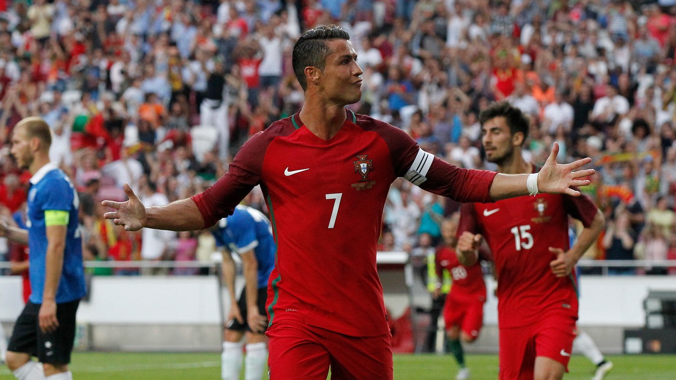 Cristiano Ronaldo strelil Estóncom dva góly.