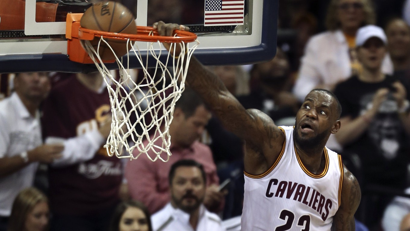 LeBron James z Clevelandu sa blysom 32 bodmi.