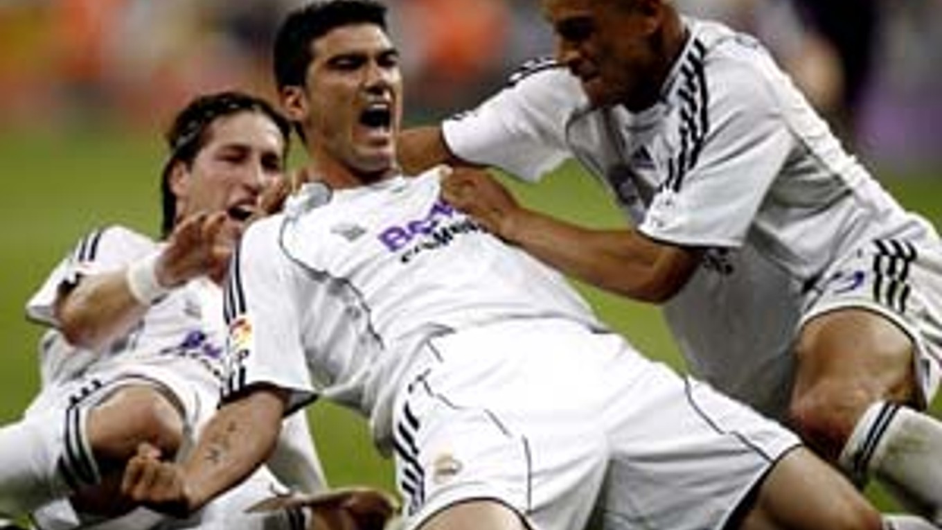 Strojca rozhodujúceho víťazstva Realu Jose Antonio Reyes (v stre­­de) strelil dva góly. Pomohol tak Realu Madrid k víťazstvu nad Malorkou 3:1 a jubilejnému 30. majstrovskému titulu.