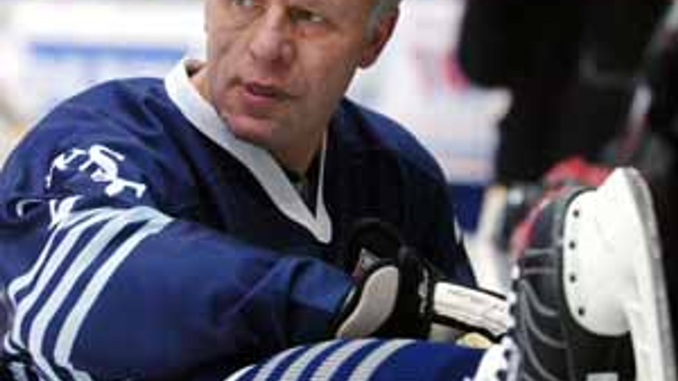 Viačeslav Alexandrovič Fetisov (49), v minulosti skvelý hokejista, dnes ruský minister športu. Zo zimných olympiád má dve a zo svetových šampionátov dokonca sedem zlatých medailí. Naša snímka je spred troch rokov - z exhibičného zápasu