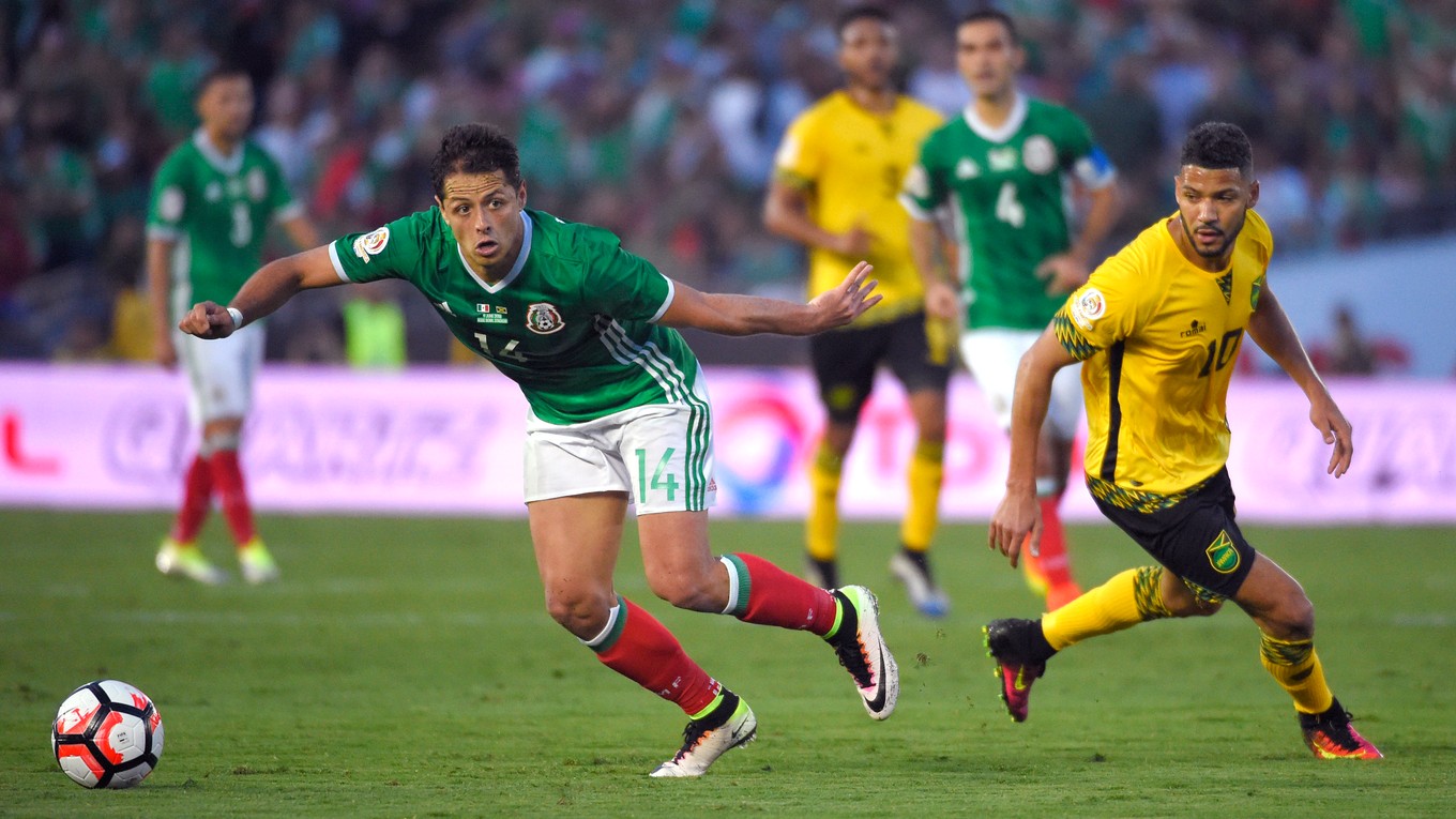 Javier Hernandez (vľavo) dal prvý a zároveň víťazný gól. Mexiko postúpilo do štvrťfinále.