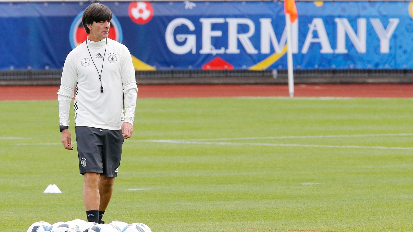 Nemecký tréner Joachim Low bude mať problémy so skladbou defenzívy.
