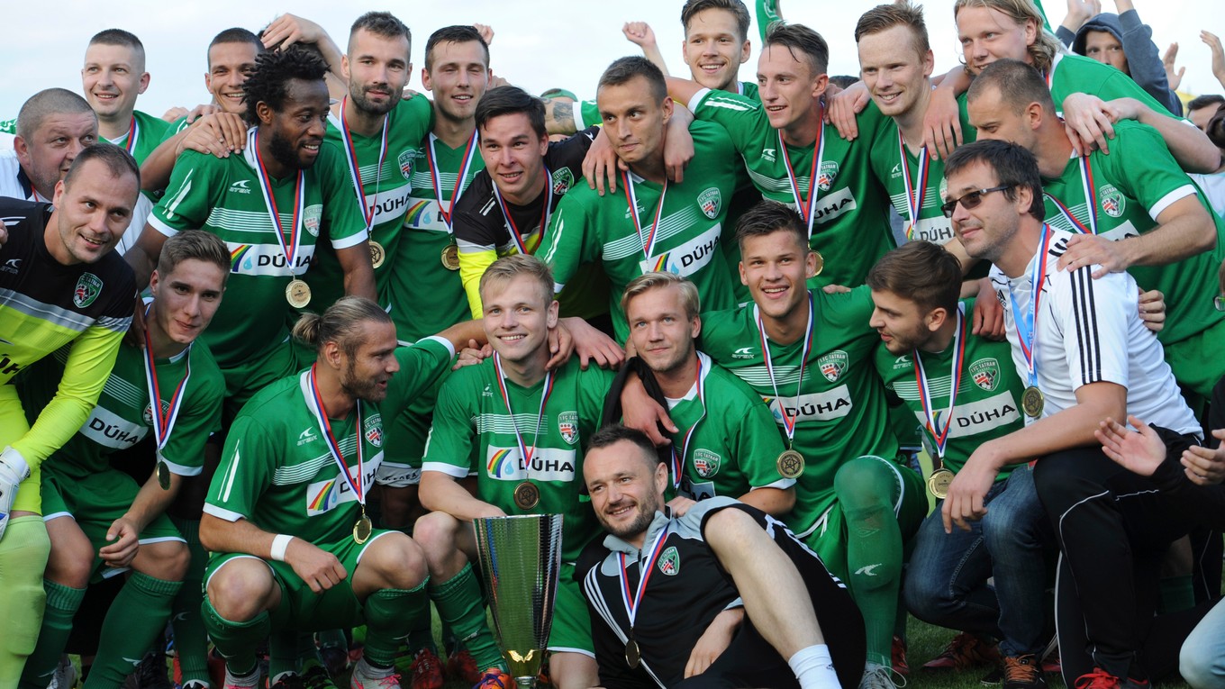 Futbalisti Prešova pózujú s víťazným pohárom a oslavujú postup do Fortuna ligy.