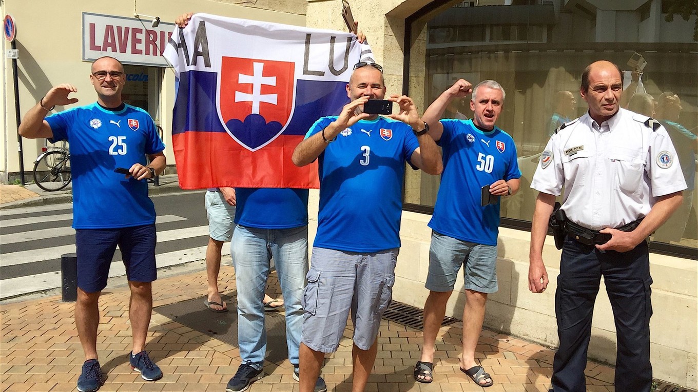 Títo slovenskí priaznivci dnešný duel v Bordeaux uvidia.