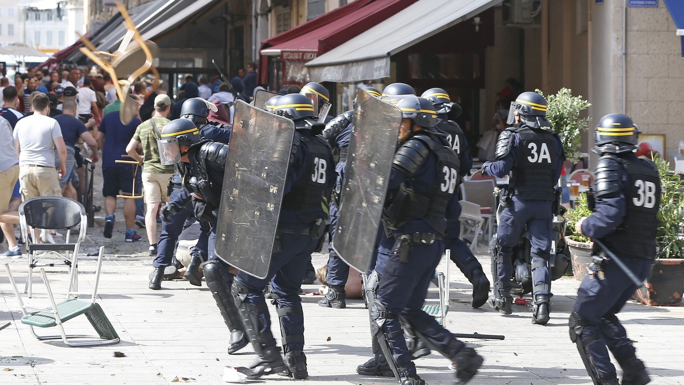 Francúzski policajti v kolízii s futbalovými fanúšikmi v Marseille.