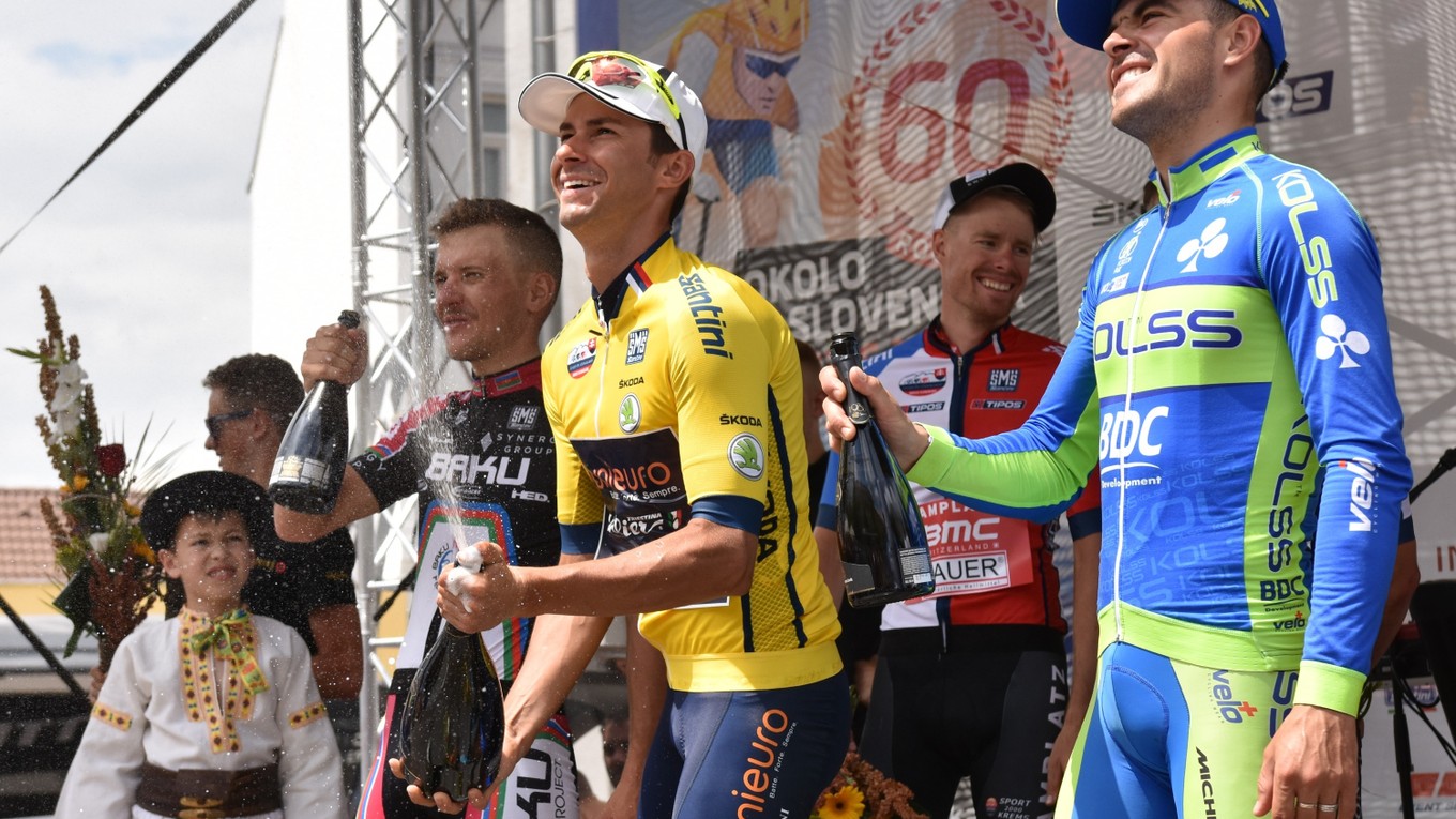 Taliansky cyklista Mauro Finetto (uprostred) z tímu Unieuro Wilier sa stal celkovým víťazom 60. ročníka cyklistických pretekov Okolo Slovenska.