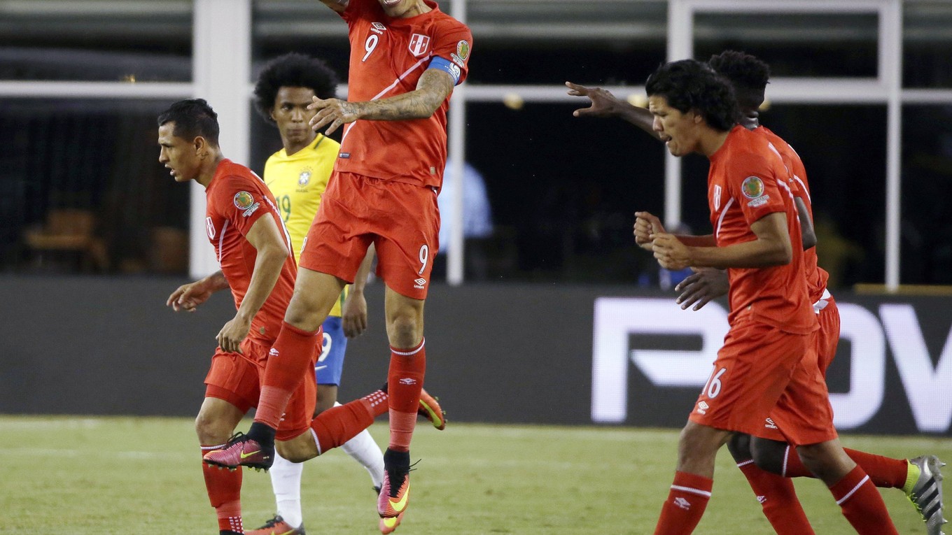 Peruánci oslavujú gól v záverečnej tretine zápasu, ktorý sa neskôr ukázal ako rozhodujúci.