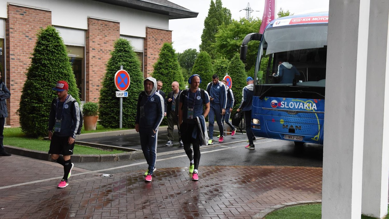Futbalisti Slovenska sa z letiska presúvali tímovým autobusom.
