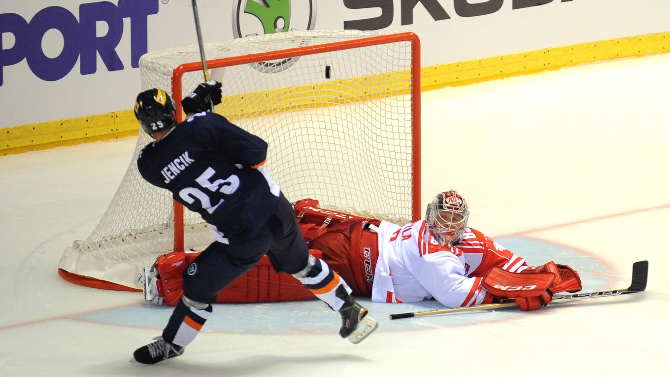 Richard Jenčík (vľavo) premieňa samostatný nájazd v zápase Ligy majstrov proti rakúskemu Klagenfurtu.