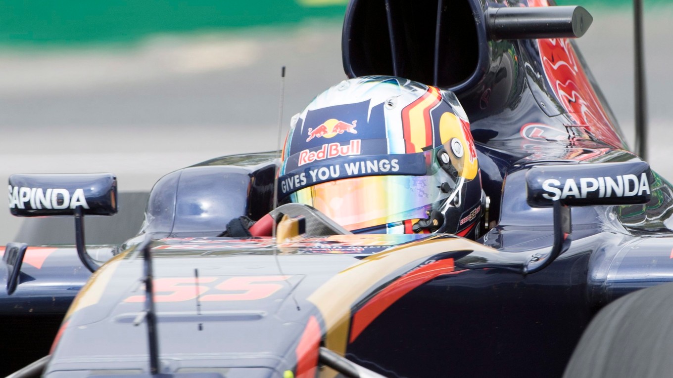 Španielsky jazdec tímu Toro Rosso Carlos Sainz mladší.