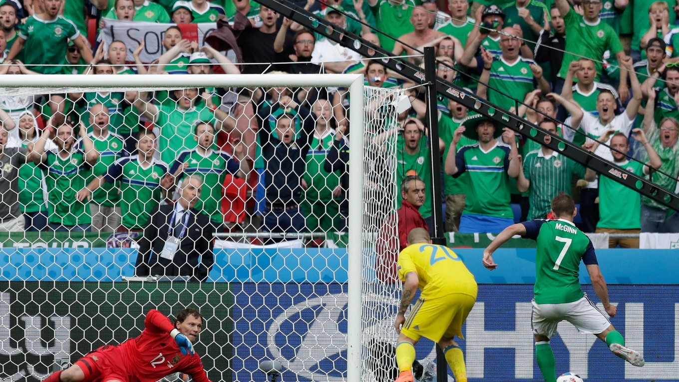 Niall McGinn (vpravo) strieľa druhý gól Severného Írska v zápase.