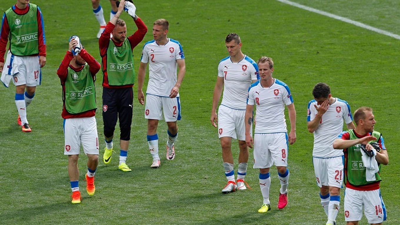 Českí futbalisti smútia po prehre so Španielskom.