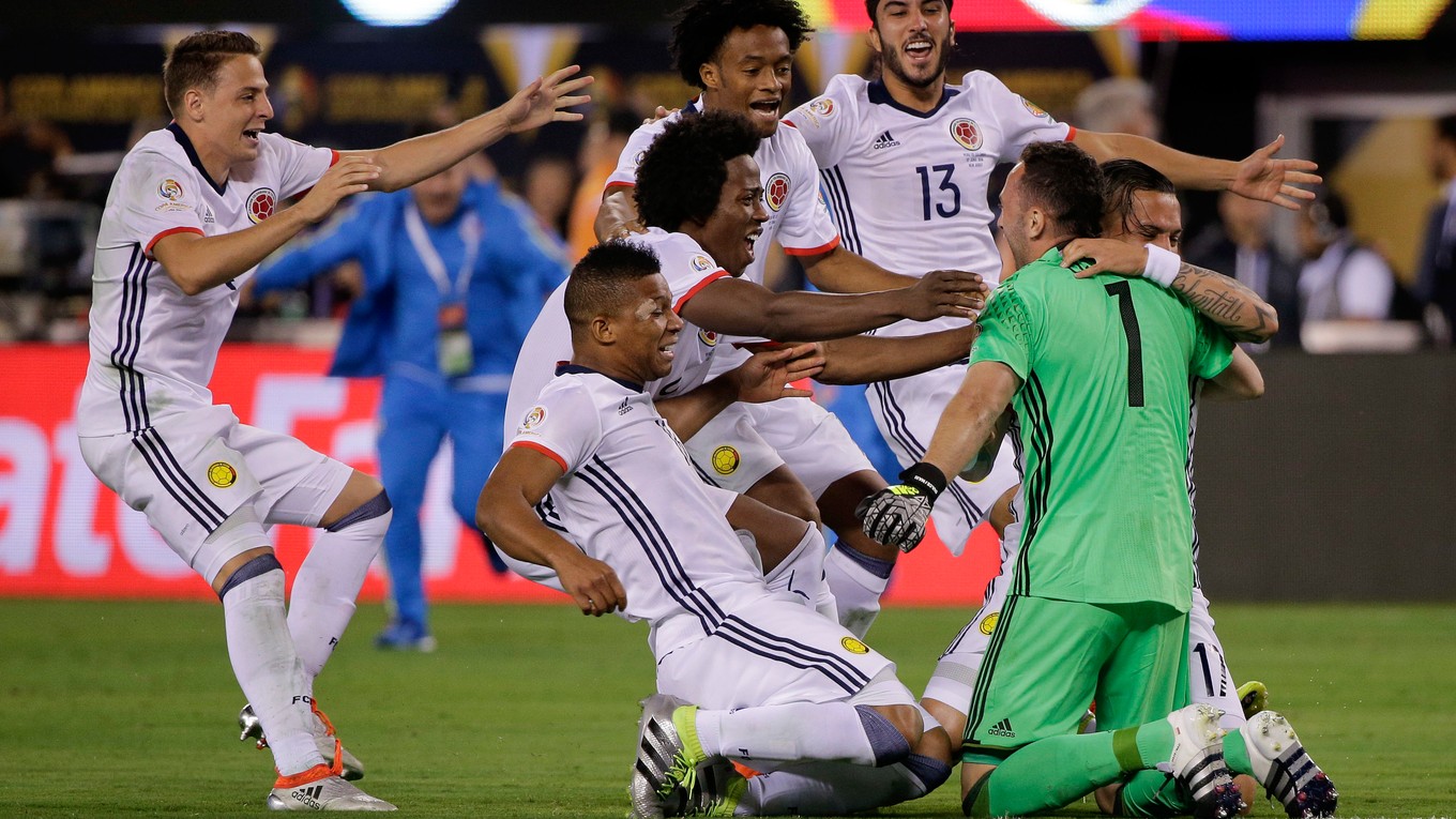 Kolumbijskí futbalisti sa radujú z výhry nad Peru.