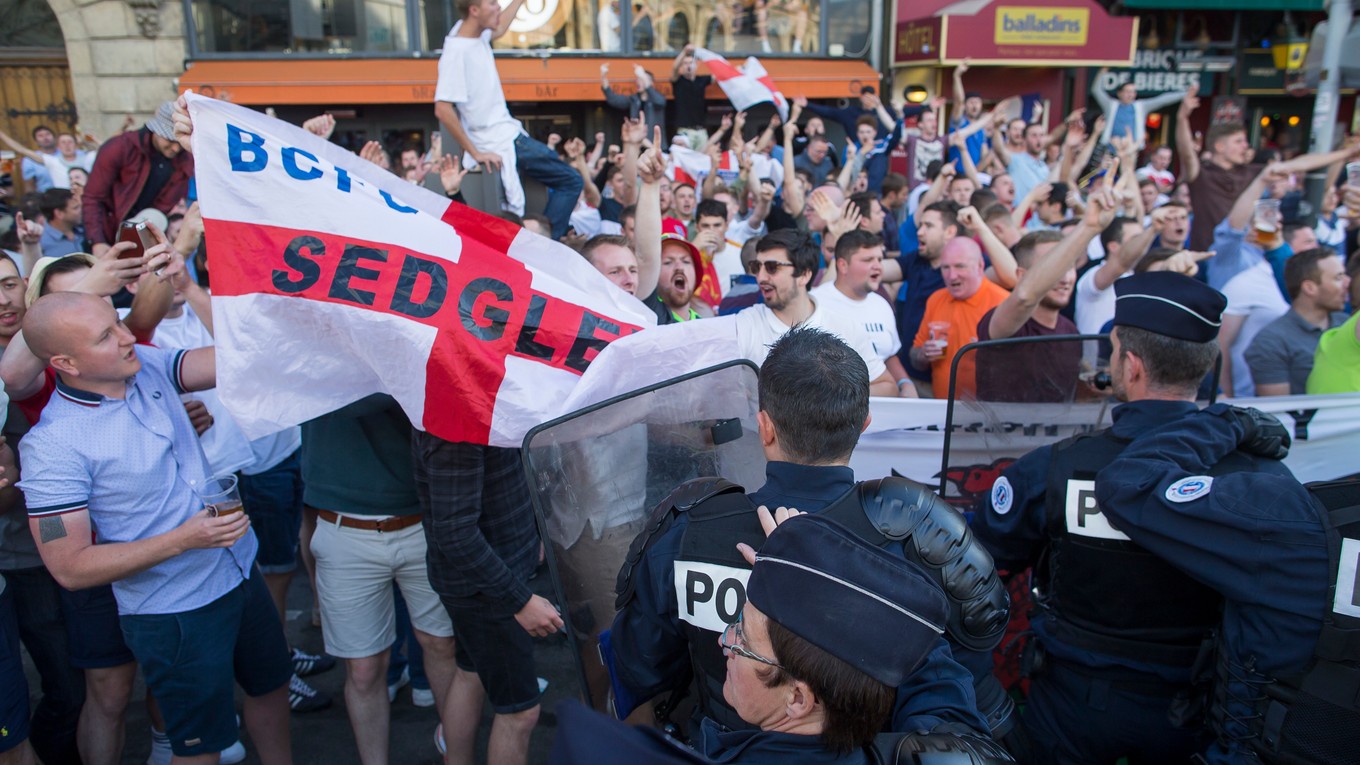 Anglickí fanúšikovia sa dostali do konfliktu s políciou aj v Lille.