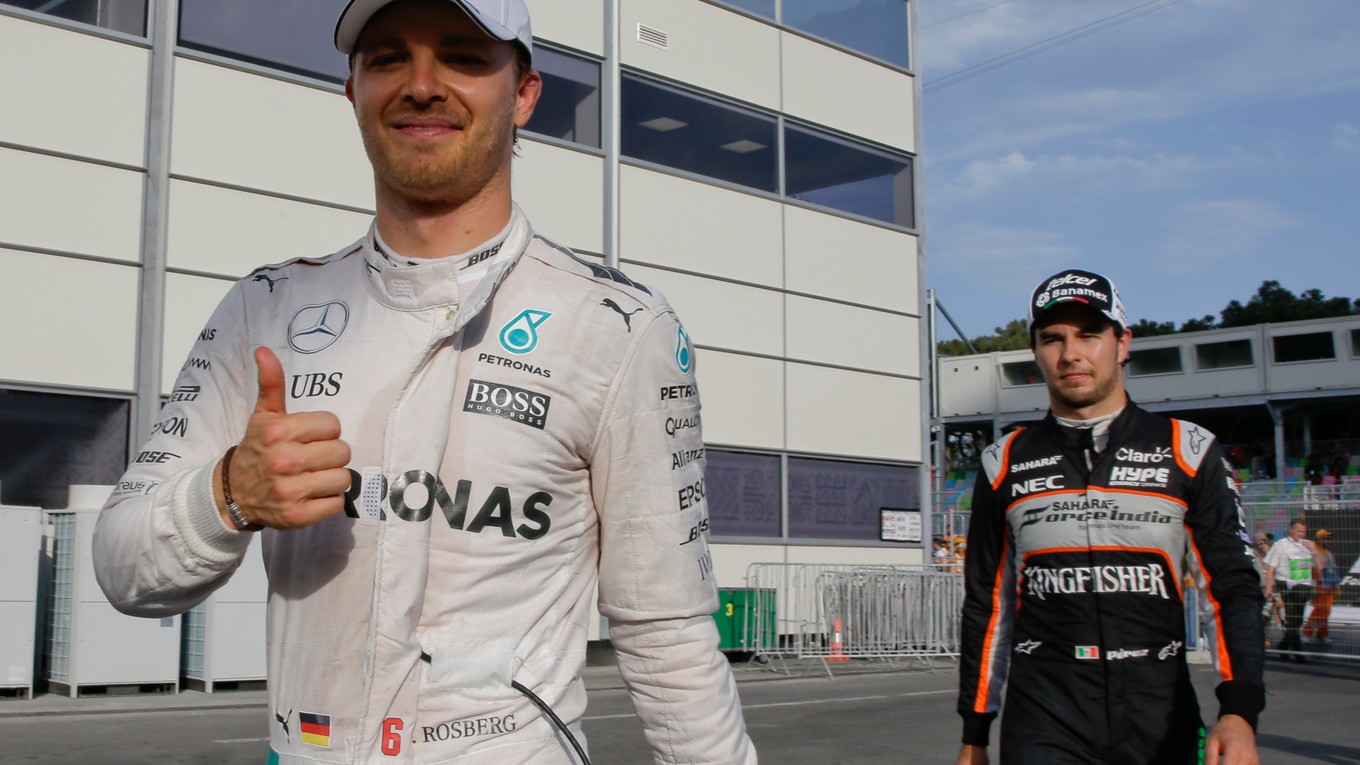 Nico Rosberg (vľavo) bol po skončení kvalifikácie veľmi spokojný.