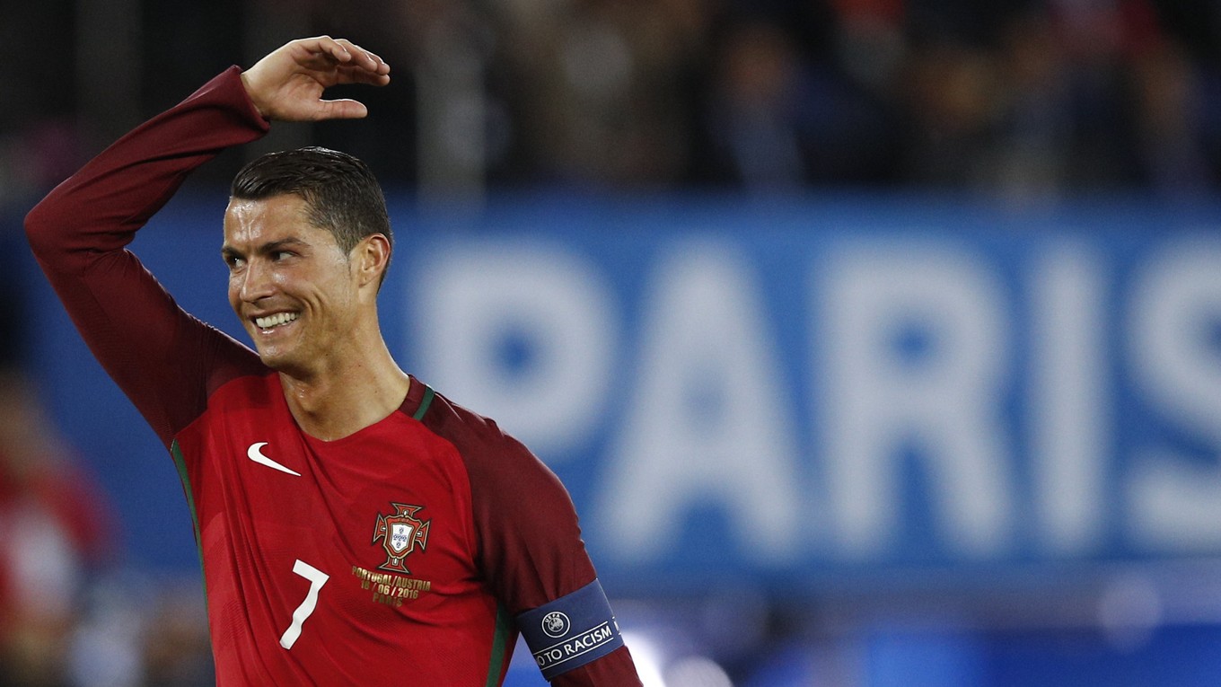 Cristiano Ronaldo na majstrovstvách Európy vo Francúzsku ešte neskóroval. V zápase proti Rakúsku nepremenil pokutový kop, neskôr jeho gól rozhodca pre ofsajd neuznal. Jeho frustrácia bola zrejmá.