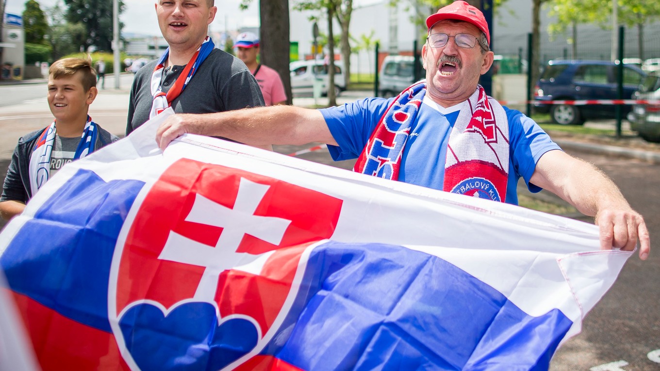 Tábor slovenských priaznivcov verí v úspešný výsledok Kozákovej partie.