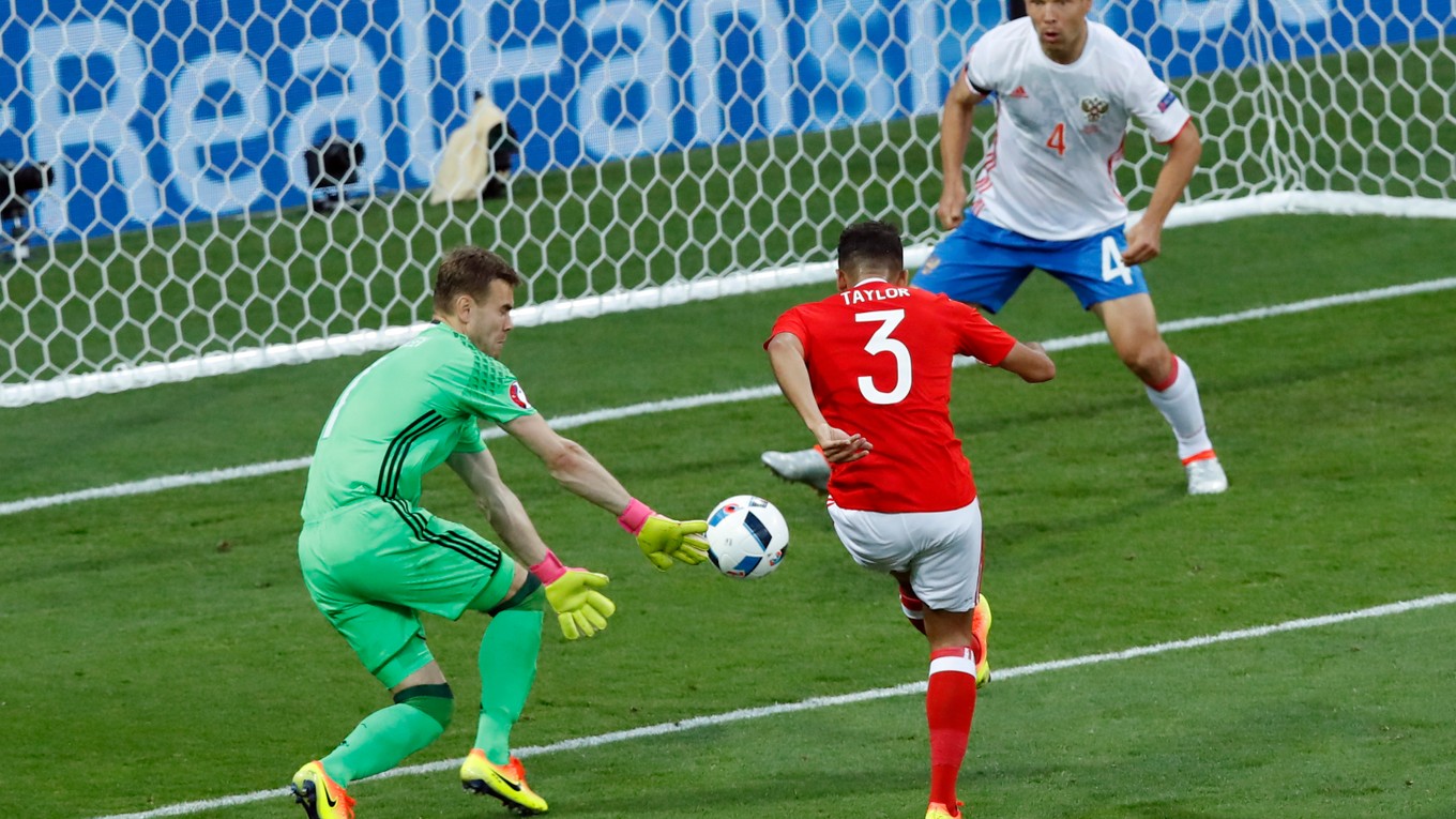 Neil Taylor (s číslom 3) strieľa druhý gól Walesu do siete Ruska.