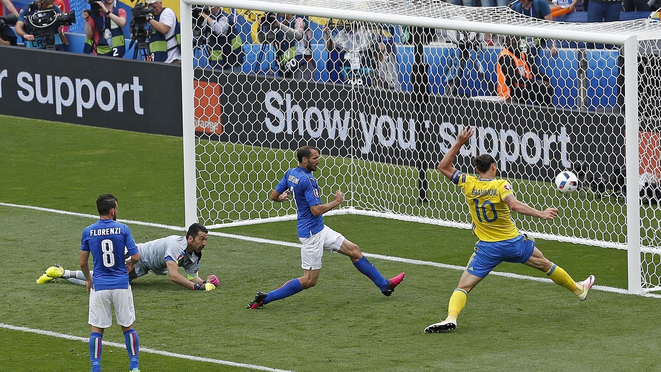 Zlatan Ibrahimovič (vpravo) sa zatiaľ na šampionáte trápi. Gól nedal ani v takejto pozícii do siete Talianska.