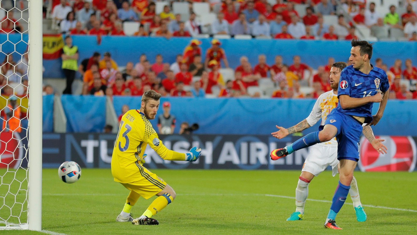 Nikola Kalinič (v modrom) strieľa vyrovnávajúci gól do siete Španielska.