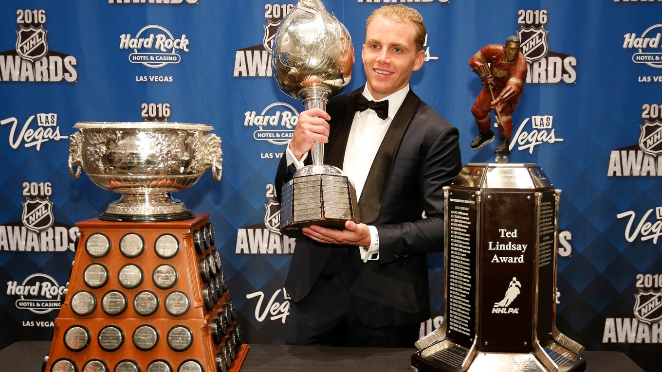 Patrick Kane získal na galavečere NHL tri trofeje - Art Ross Trophy (vľavo), Hart Trophy (v strede) a Ted Lindsay Award (vpravo).