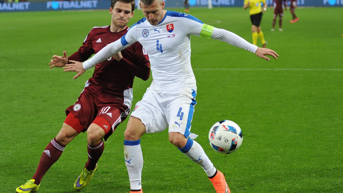 Valerijs Šabala (vľavo) si obliekol lotyšský reprezentačný dres aj v marcovom priateľskom zápase proti Slovensku.