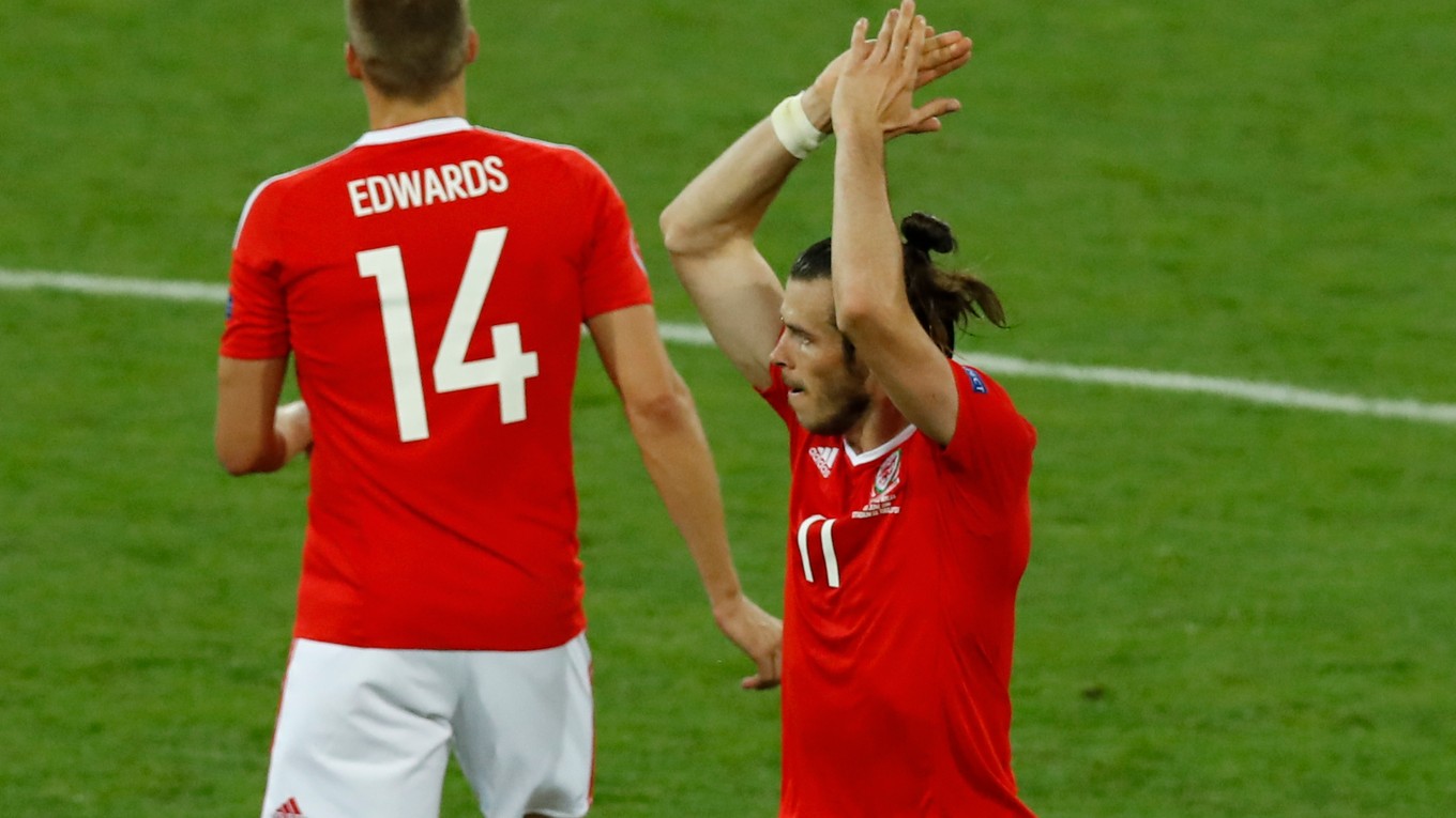 Gareth Bale (vpravo) priviedol Wales do osemfinále a vyhlasuje, že s ním chce vyhrať celý turnaj.