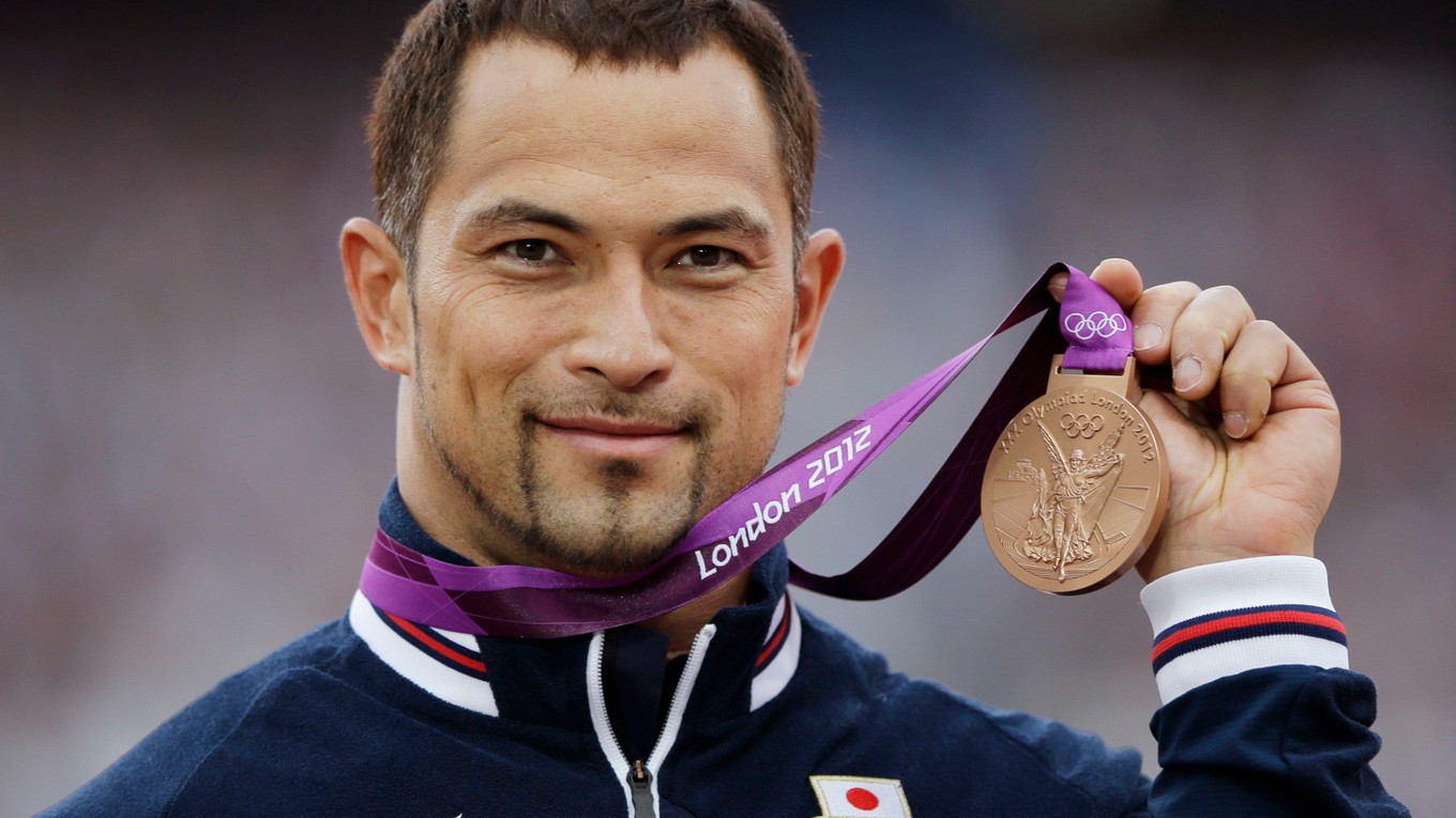 Murofuši pózuje so svojou bronzovou medailou z Londýna.