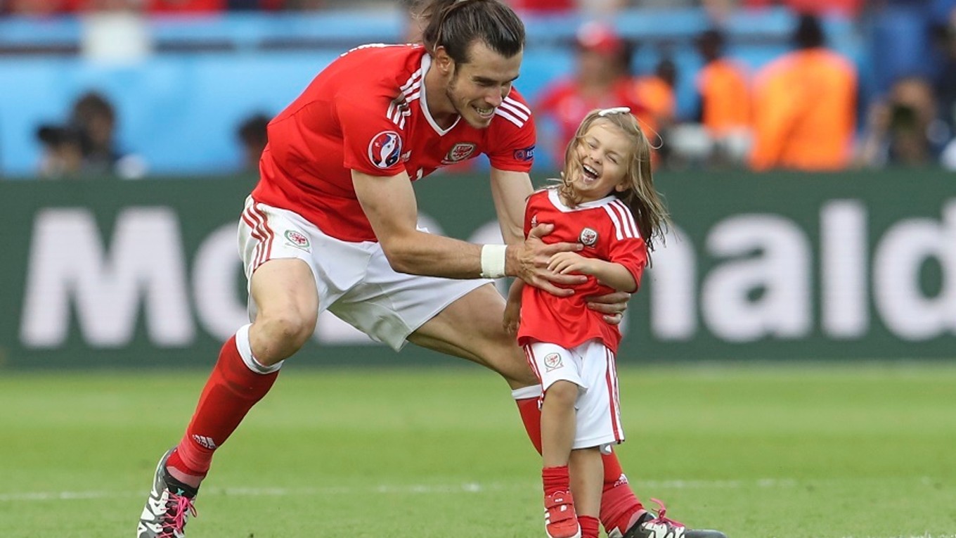 Gareth Bale so svojou dcérkou oslavovali postup Walesu.