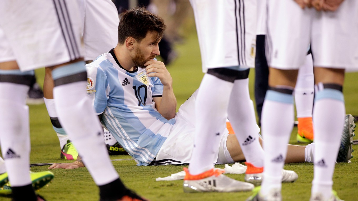 Lionel Messi po prehre vo finále Copa América ukončil reprezentačnú kariéru.