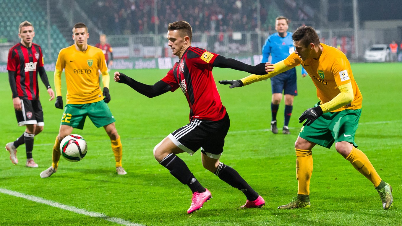 Vojtuš (v strede) bude pôsobiť v Poľsku.