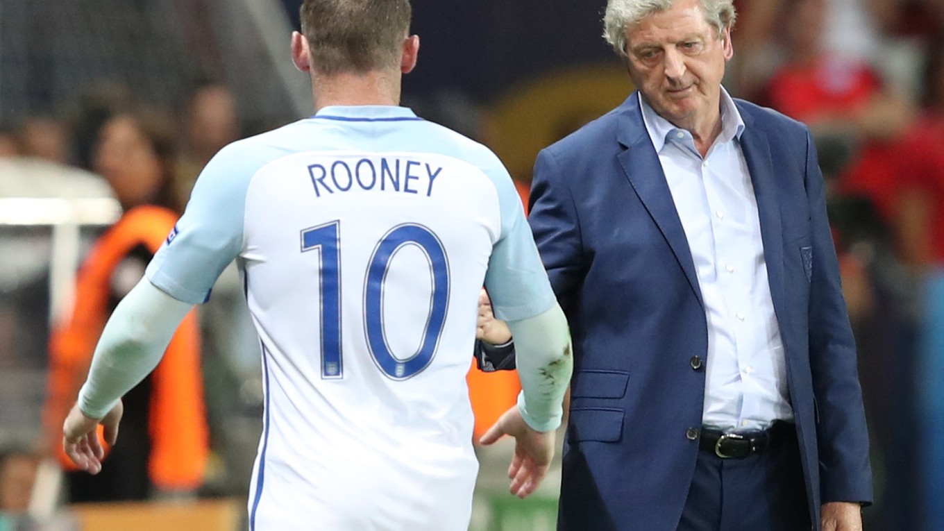 Tréner Roy Hodgson (vpravo) po zápase rezignoval, Wayne Rooney chce pokračovať v reprezentačnej kariére.