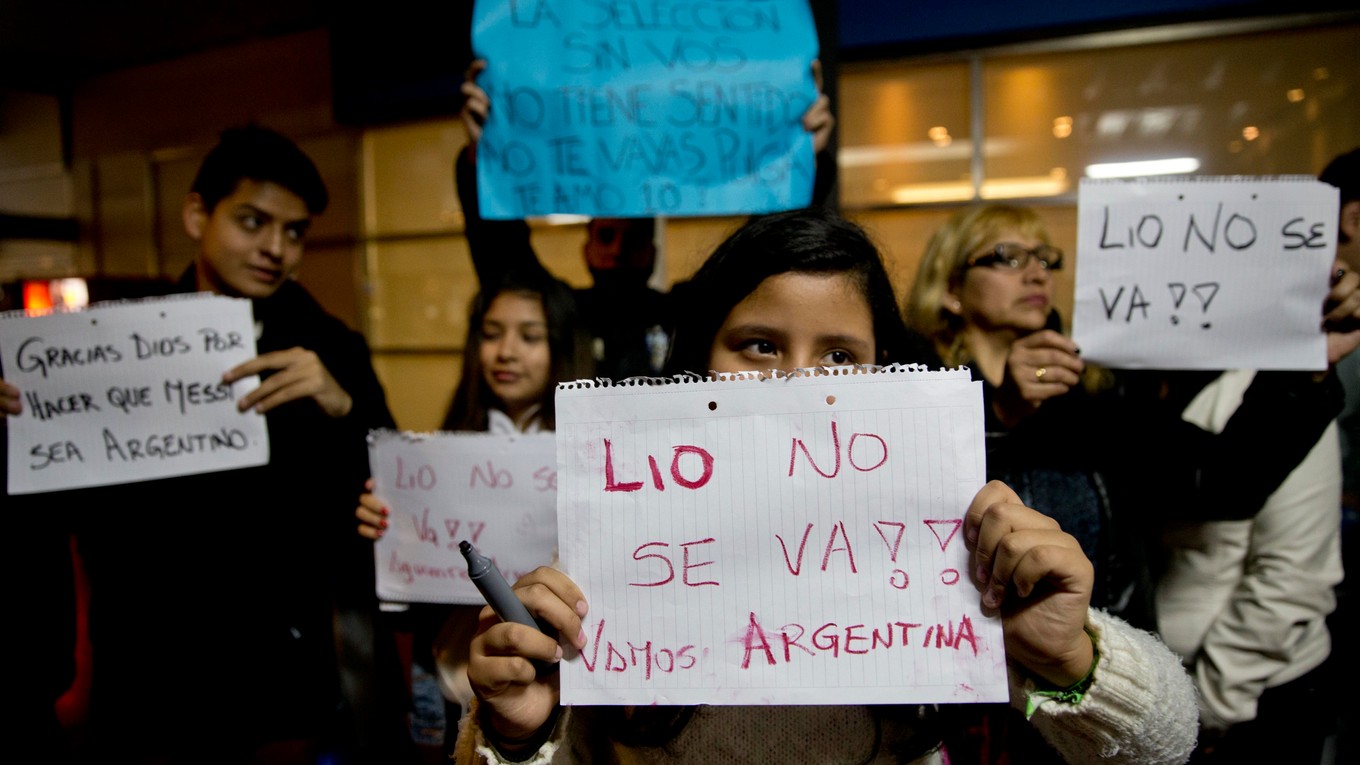 Fanúšikovia Argentíny vítali hráčov aj s odkazmi pre Lionela Messiho so slovami: "Lio, neodchádzaj!".