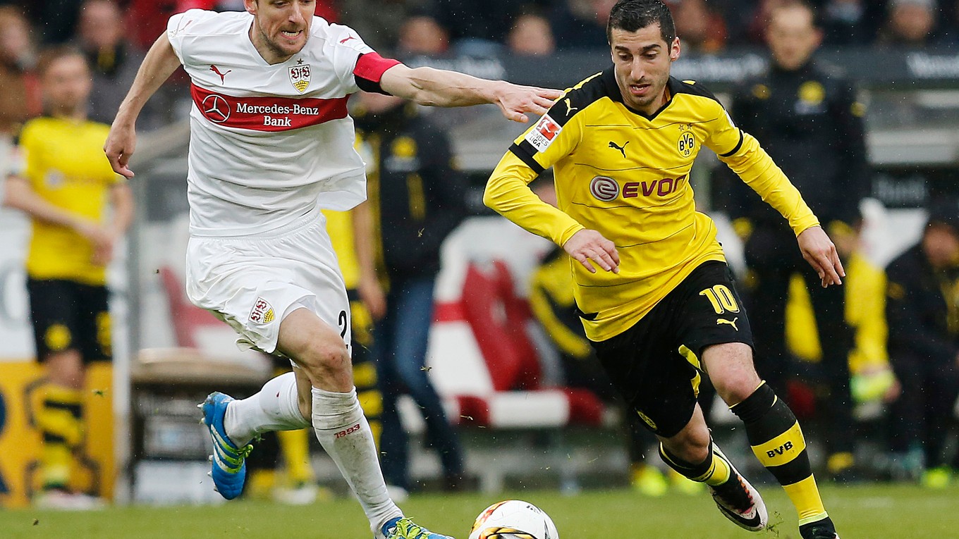 Henrich Mchitarjan (vpravo) si už v budúcej sezóne dres Borussie Dortmund zrejme neoblečie.
