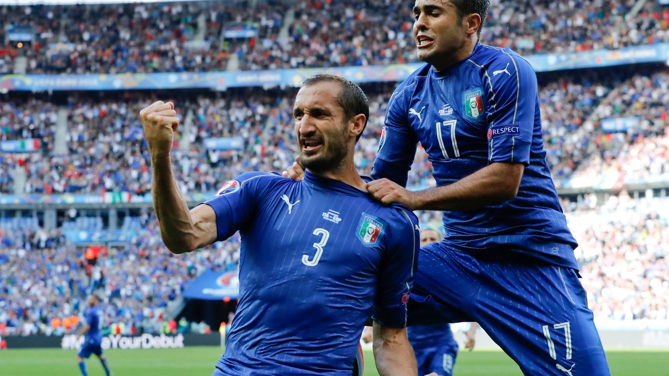 Talian Giorgio Chiellini (s číslom 3) sa teší z otváracieho gólu do siete Španielska v osemfinále majstrovstiev Európy.