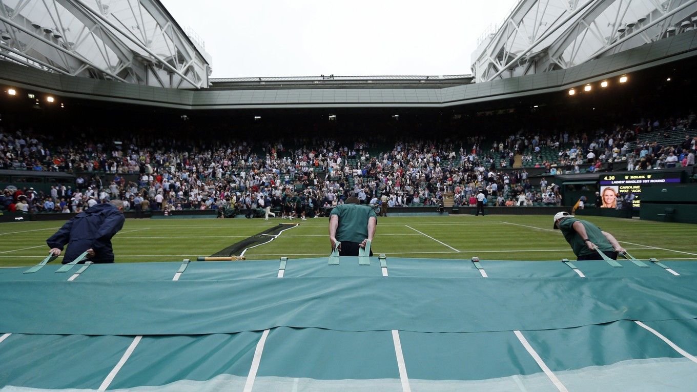 Aj včera narušil program Wimbledonu dážď.