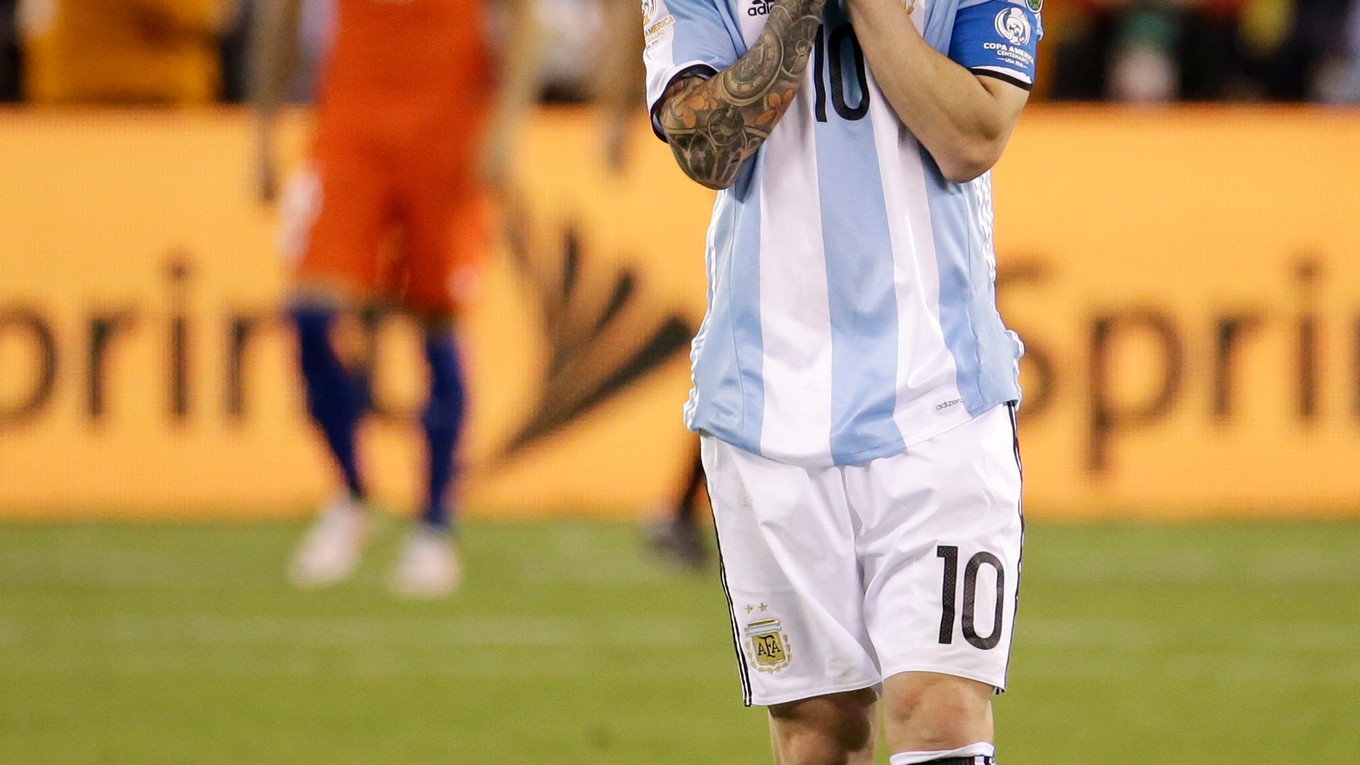 Lionel Messi má problém so stehenným svalom.