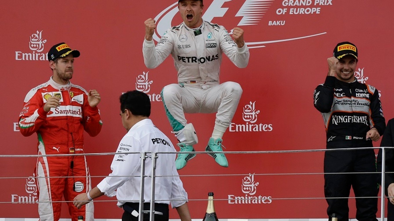 Nico Rosberg (v strede) túži po ďalšom víťazstve.