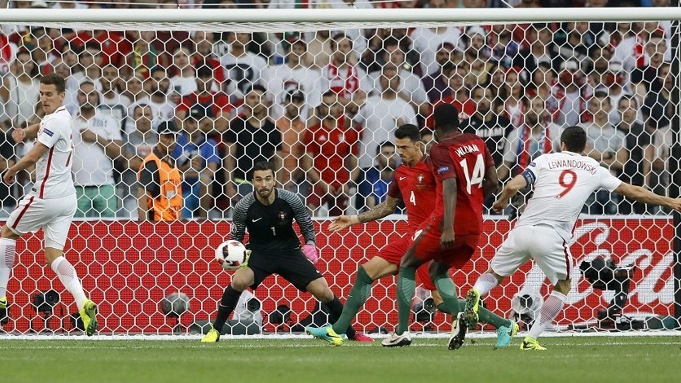 Robert Lewandowski (vpravo) strelil Portugalsku gól už v stej sekunde zápasu.