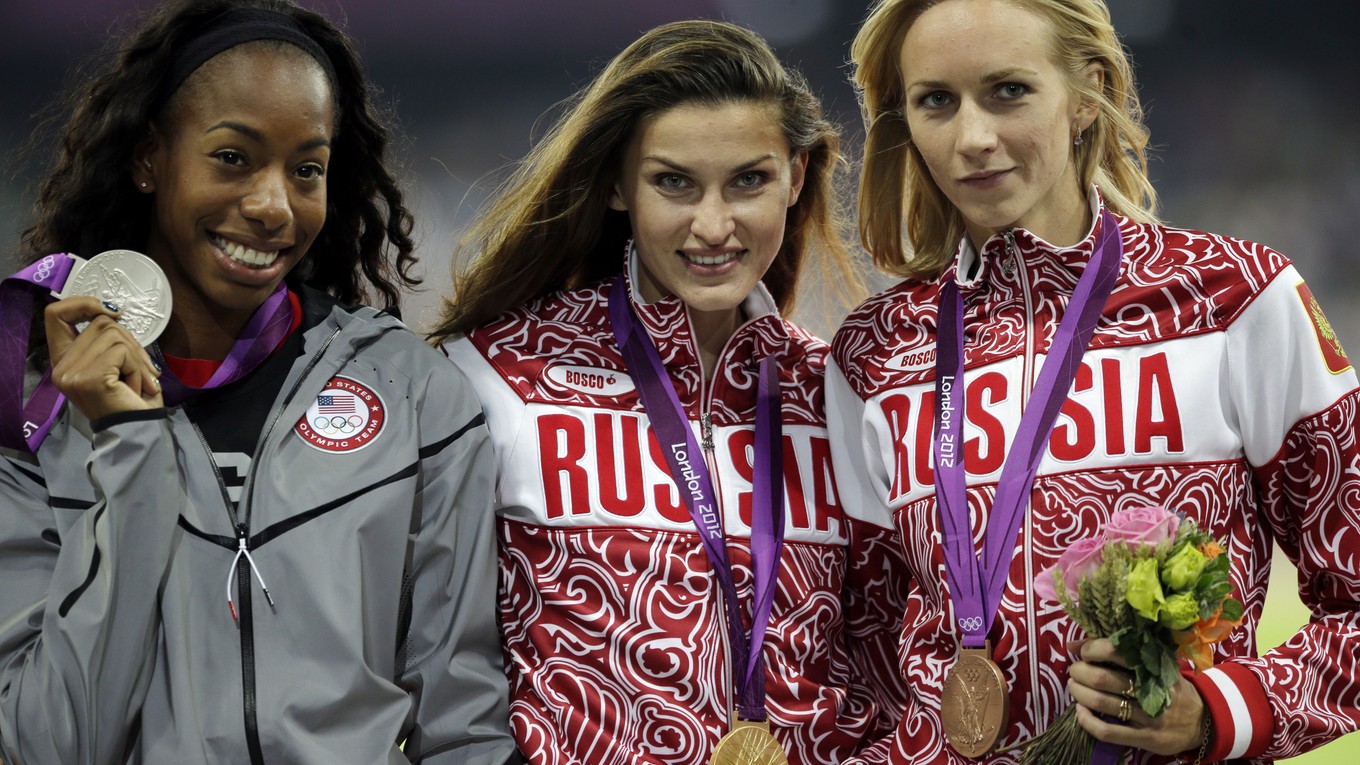 Anna Čičerovová (v strede) získala v Londýne zlatú medailu.